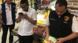 Dalam rangka menjaga kestabilan pasokan dan harga kebutuhan pokok penting di wilayah Kabupaten Garut, Satreskrim Polres Garut melalui Unit Tindak Pidana Tertentu (Tipidter) bersama Dinas Perindustrian, Perdagangan dan ESDM serta Dinas Ketahanan Pangan Kabupaten Garut melakukan kegiatan pengawasan dan pemantauan langsung ke salah satu pusat perbelanjaan modern, Asia Toserba, pada Rabu (23/7/2025).