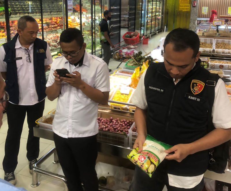 Dalam rangka menjaga kestabilan pasokan dan harga kebutuhan pokok penting di wilayah Kabupaten Garut, Satreskrim Polres Garut melalui Unit Tindak Pidana Tertentu (Tipidter) bersama Dinas Perindustrian, Perdagangan dan ESDM serta Dinas Ketahanan Pangan Kabupaten Garut melakukan kegiatan pengawasan dan pemantauan langsung ke salah satu pusat perbelanjaan modern, Asia Toserba, pada Rabu (23/7/2025).
