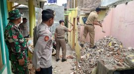 Polsek Wanaraja melakukan monitoring dan sterilisasi bangunan liar yang berdiri di atas gorong-gorong di Jl. KH. Yusuf Tauzirie, Desa Wanaraja, Kecamatan Wanaraja, Kabupaten Garut, Jawa Barat. Senin (28/7/2025).