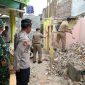 Polsek Wanaraja melakukan monitoring dan sterilisasi bangunan liar yang berdiri di atas gorong-gorong di Jl. KH. Yusuf Tauzirie, Desa Wanaraja, Kecamatan Wanaraja, Kabupaten Garut, Jawa Barat. Senin (28/7/2025).