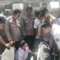 Dalam upaya menciptakan lingkungan pendidikan yang tertib, aman, dan bebas dari kebisingan, SMK Al Farizi Leles menggandeng Polsek Leles untuk menggelar operasi penertiban terhadap kendaraan pelajar yang menggunakan knalpot tidak standar (brong) pada Senin (28/07/2025).