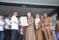 Wakil Bupati Garut, Putri Karlina, meninjau secara langsung pelaksanaan Cek Kesehatan Sekolah Gratis sekaligus Penyuluhan Anti Bullying dan Kesehatan Gigi yang berlangsung di SMAN 15 Garut, Jalan Panawuan, Kecamatan Tarogong Kidul, Kabupaten Garut, Selasa (29/7/2025).
‎