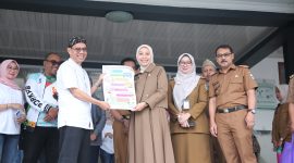 Wakil Bupati Garut, Putri Karlina, meninjau secara langsung pelaksanaan Cek Kesehatan Sekolah Gratis sekaligus Penyuluhan Anti Bullying dan Kesehatan Gigi yang berlangsung di SMAN 15 Garut, Jalan Panawuan, Kecamatan Tarogong Kidul, Kabupaten Garut, Selasa (29/7/2025).
‎