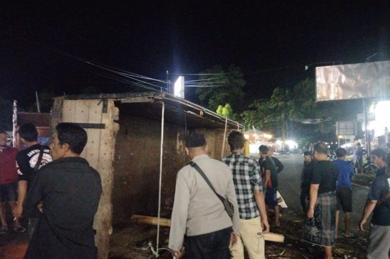 Kecelakaan lalu lintas tunggal terjadi pada Senin malam (28/07/2025), di kawasan Perempatan pintu masuk Objek Wisata Rancabuaya, Jalan Lintas Selatan, Desa Purbayani, Kecamatan Caringin, Kabupaten Garut.