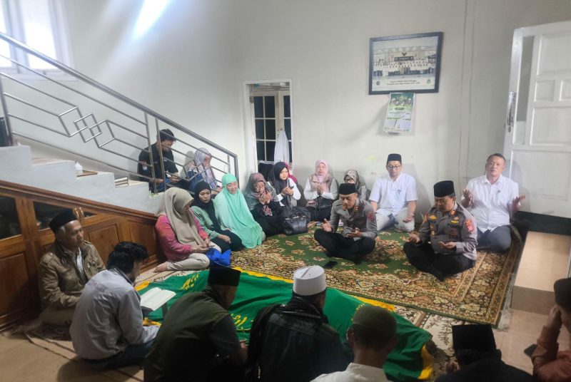 Kapolres Garut AKBP Yugi Bayu Hendarto, S.I.K., M.A.P., turut berduka cita atas wafatnya Ketua Majelis Ulama Indonesia (MUI) Kabupaten Garut, K.H. Sirojul Munir.