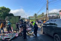 Kecelakaan lalu lintas terjadi di ruas jalan raya Malangbong, tepatnya di Kampung Cipeuyeum, Desa Sukamanah, Kecamatan Malangbong, Kabupaten Garut, Kamis pagi (31/7/2025) sekitar pukul 06.30 WIB. Insiden ini melibatkan dua kendaraan besar, yakni truk tronton bernomor polisi B-9321-UYY dan mitsubishi light truck bernomor polisi D-8122-XD.