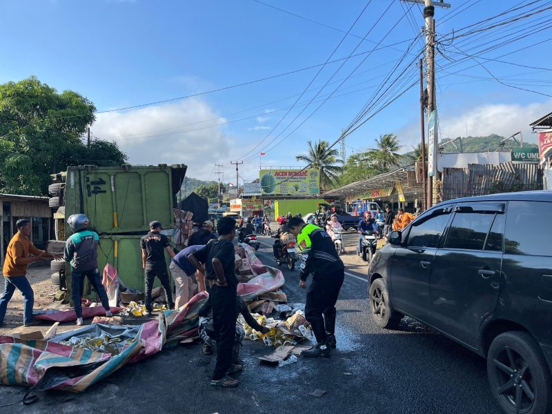 Kecelakaan lalu lintas terjadi di ruas jalan raya Malangbong, tepatnya di Kampung Cipeuyeum, Desa Sukamanah, Kecamatan Malangbong, Kabupaten Garut, Kamis pagi (31/7/2025) sekitar pukul 06.30 WIB. Insiden ini melibatkan dua kendaraan besar, yakni truk tronton bernomor polisi B-9321-UYY dan mitsubishi light truck bernomor polisi D-8122-XD.