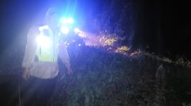 Hujan deras yang mengguyur wilayah Kecamatan Banjarwangi, Kabupaten Garut, pada Minggu malam (3/8/2025), mengakibatkan longsor di Jalan Banjarwangi, tepatnya di Kampung Lawang Angin, Desa Tanjungjaya.