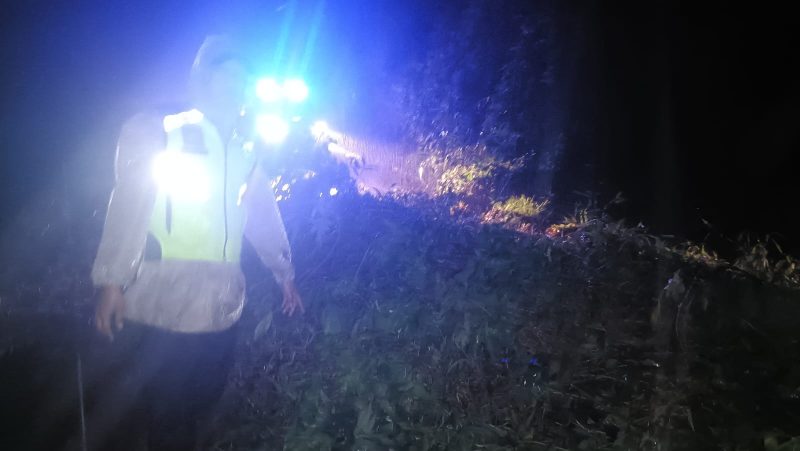 Hujan deras yang mengguyur wilayah Kecamatan Banjarwangi, Kabupaten Garut, pada Minggu malam (3/8/2025), mengakibatkan longsor di Jalan Banjarwangi, tepatnya di Kampung Lawang Angin, Desa Tanjungjaya.