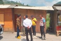 Polsek Leles bersama Sat Narkoba Polres Garut, Unit Reskrim Polsek Leles, dan Trantib Kecamatan Leles melakukan penertiban terhadap dua lokasi yang diduga menjadi tempat penjualan obat-obatan tanpa izin di wilayah hukum Polsek Leles. Rabu (06/08/2025).