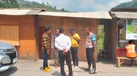 Polsek Leles bersama Sat Narkoba Polres Garut, Unit Reskrim Polsek Leles, dan Trantib Kecamatan Leles melakukan penertiban terhadap dua lokasi yang diduga menjadi tempat penjualan obat-obatan tanpa izin di wilayah hukum Polsek Leles. Rabu (06/08/2025).
