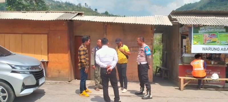 Polsek Leles bersama Sat Narkoba Polres Garut, Unit Reskrim Polsek Leles, dan Trantib Kecamatan Leles melakukan penertiban terhadap dua lokasi yang diduga menjadi tempat penjualan obat-obatan tanpa izin di wilayah hukum Polsek Leles. Rabu (06/08/2025).