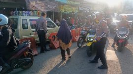Polsek Karangpawitan Polres Garut melaksanakan pengaturan arus lalu lintas guna mengantisipasi laka lantas maupun kepadatan arus kendaraan di wilayah Karangpawitan Garut, Rabu (6/8/2025).