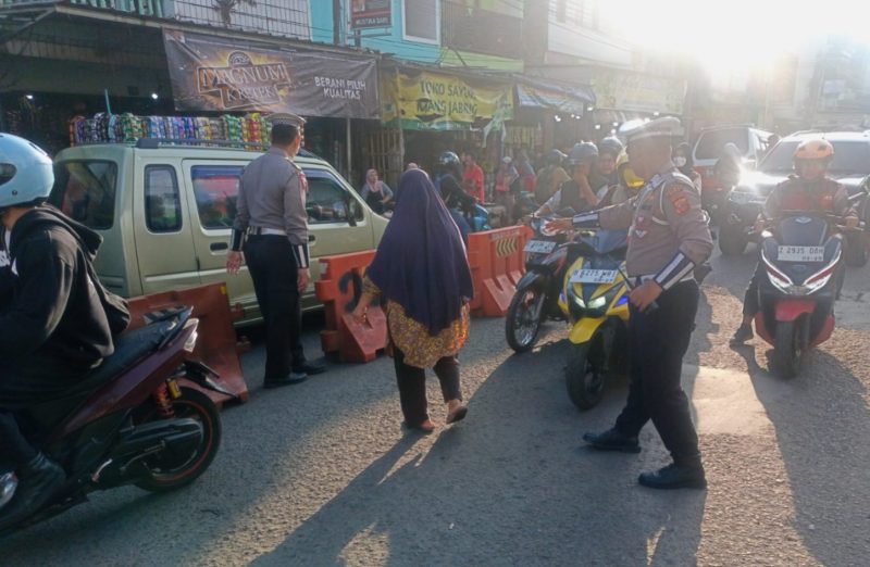 Polsek Karangpawitan Polres Garut melaksanakan pengaturan arus lalu lintas guna mengantisipasi laka lantas maupun kepadatan arus kendaraan di wilayah Karangpawitan Garut, Rabu (6/8/2025).