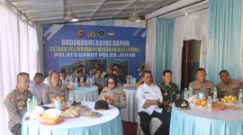 Polres Garut melaksanakan kegiatan Groundbreaking Pembangunan Sekolah Polisi Pertama Garut (SPPG) yang berlokasi di Kampung Mariuk, Desa Maripari, Kecamatan Sukawening, Kabupaten Garut, pada Rabu (06/08/2025).