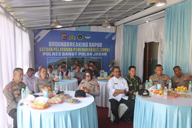 Polres Garut melaksanakan kegiatan Groundbreaking Pembangunan Sekolah Polisi Pertama Garut (SPPG) yang berlokasi di Kampung Mariuk, Desa Maripari, Kecamatan Sukawening, Kabupaten Garut, pada Rabu (06/08/2025).