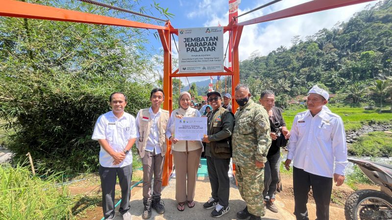 Wakil Bupati Garut, Putri Karlina, melaksanakan kunjungan kerja ke Kecamatan Talegong dalam rangka peresmian Jembatan Harapan Palatar, bertempat di Kecamatan Talegong, Kabupaten Garut, Rabu (6/8/2025).