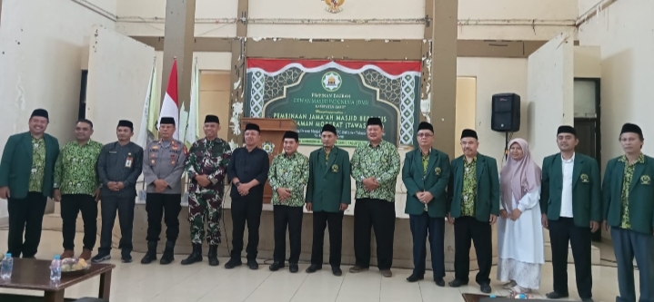 Seluruh Dewan Masjid Indonesia (DMI)cabang tiap kecamatan di lingkungan kabupaten Garut mengikuti kegiatan pembinaan jama'ah masjid berbasis pemahaman moderat (tawassuth) yang di gelar oleh Pimpinan Daerah (PD) DMI Garut, Jawa Barat, di aula Islamik Center,jalan Pramuka Garut, Kamis (07/08/2025).