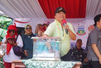 Bupati Garut, Abdusy Syakur Amin, mengikuti jalan santai dan panen ikan Srikandi Biru, bertempat di Desa Dunguswiru, Kecamatan Limbangan, Kabupaten Garut, Minggu (10/8/2025).