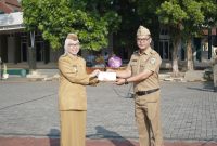 Wakil Bupati Garut, Putri Karlina, memimpin apel gabungan di Lingkungan Pemerintah Kabupaten (Pemkab) Garut yang berlangsung di Lapangan Sekretariat Daerah (Setda) Kabupaten Garut, Jalan Pembangunan, Kecamatan Tarogong Kidul, Senin (11/8/2025).