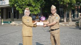 Wakil Bupati Garut, Putri Karlina, memimpin apel gabungan di Lingkungan Pemerintah Kabupaten (Pemkab) Garut yang berlangsung di Lapangan Sekretariat Daerah (Setda) Kabupaten Garut, Jalan Pembangunan, Kecamatan Tarogong Kidul, Senin (11/8/2025).