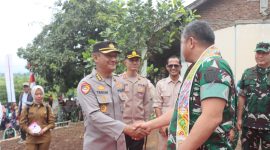Kapolres Garut AKBP Yugi Bayu Hendarto, S.I.K., M.A.P. turut mendampingi Kepala Staf Angkatan Darat (KASAD) Jenderal TNI Maruli Simanjuntak, M.Sc. dalam kegiatan launching pembersihan Situ Bagendit, Kecamatan Banyuresmi, Kabupaten Garut, Selasa (12/8/2025).