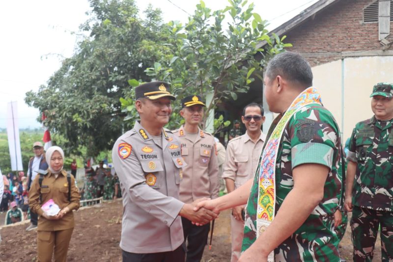 Kapolres Garut AKBP Yugi Bayu Hendarto, S.I.K., M.A.P. turut mendampingi Kepala Staf Angkatan Darat (KASAD) Jenderal TNI Maruli Simanjuntak, M.Sc. dalam kegiatan launching pembersihan Situ Bagendit, Kecamatan Banyuresmi, Kabupaten Garut, Selasa (12/8/2025).
