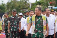Kepala Staf Angkatan Darat (KASAD) Jenderal TNI Maruli Simanjuntak, M.Sc., melakukan kunjungan kerja ke wilayah Kodim 0611/Garut, Selasa (12/8/2025), dalam rangka Launching Perahu Ponton Program Pembersihan dan Pemeliharaan Situ Bagendit. Program strategis ini merupakan sinergi antara TNI AD dan Bank Mandiri, bertujuan memulihkan kelestarian lingkungan, mendorong sektor pariwisata, dan meningkatkan kesejahteraan masyarakat Garut.