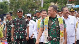 Kepala Staf Angkatan Darat (KASAD) Jenderal TNI Maruli Simanjuntak, M.Sc., melakukan kunjungan kerja ke wilayah Kodim 0611/Garut, Selasa (12/8/2025), dalam rangka Launching Perahu Ponton Program Pembersihan dan Pemeliharaan Situ Bagendit. Program strategis ini merupakan sinergi antara TNI AD dan Bank Mandiri, bertujuan memulihkan kelestarian lingkungan, mendorong sektor pariwisata, dan meningkatkan kesejahteraan masyarakat Garut.