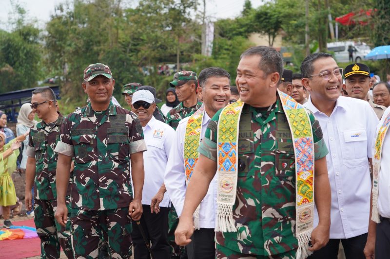 Kepala Staf Angkatan Darat (KASAD) Jenderal TNI Maruli Simanjuntak, M.Sc., melakukan kunjungan kerja ke wilayah Kodim 0611/Garut, Selasa (12/8/2025), dalam rangka Launching Perahu Ponton Program Pembersihan dan Pemeliharaan Situ Bagendit. Program strategis ini merupakan sinergi antara TNI AD dan Bank Mandiri, bertujuan memulihkan kelestarian lingkungan, mendorong sektor pariwisata, dan meningkatkan kesejahteraan masyarakat Garut.
