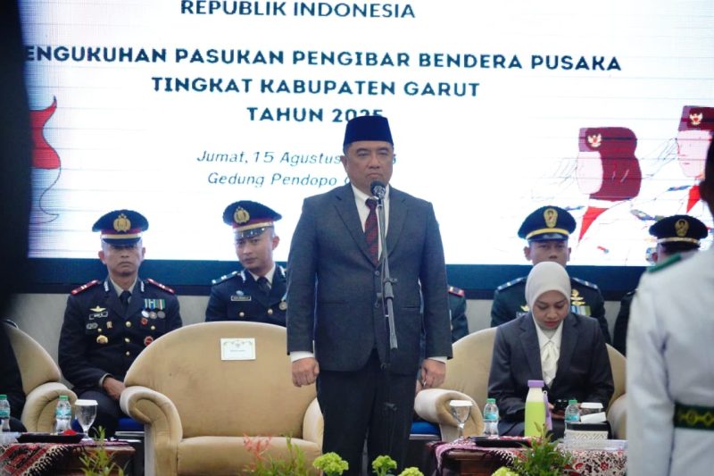 Bupati Garut, Abdusy Syakur Amin, mengukuhkan 35 anggota Pasukan Pengibar Bendera Pusaka (Paskibraka) tingkat Kabupaten Garut Tahun 2025, yang dilaksanakan di Gedung Pendopo Garut, Jum'at (15/8/2025).