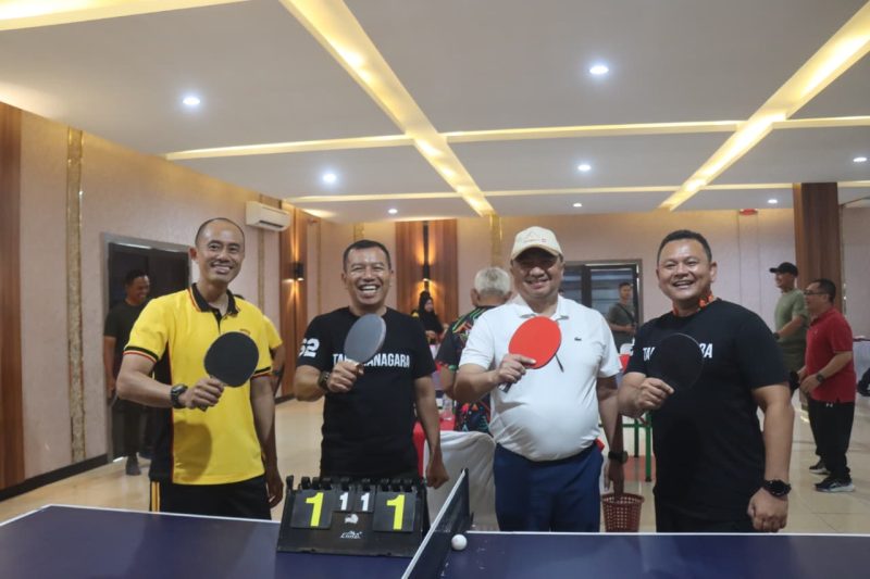 Dalam rangka menyambut Hari Ulang Tahun (HUT) ke-80 Kemerdekaan Republik Indonesia, Polres Garut menggelar kegiatan olahraga bersama yang berlangsung di Lapang Apel Mapolres Garut, Sabtu (16/8) pagi.