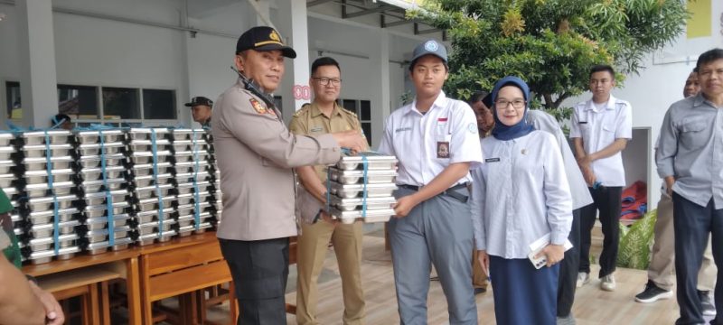 Polsek Banyuresmi menghadiri kegiatan Launching Pendistribusian Program Makan Bergizi Gratis (MBG) yang digelar di SMA Negeri 25 Garut, Desa Banyuresmi, Kecamatan Banyuresmi, Kabupaten Garut, Selasa (19/8/2025).