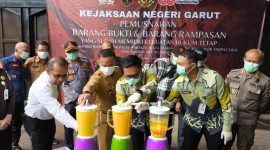 Kejaksaan Negeri (Kejari) Kabupaten Garut menggelar acara Pemusnahan Barang Bukti dan Barang Rampasan yang Sudah Memiliki Kekuatan Hukum dalam rangka HUT ke-80 Republik Indonesia dan Ulang Tahun ke-80 Kejaksaan RI, yang dilaksanakan di Kantor Kejari Garut, Jalan Merdeka, Kecamatan Tarogong Kidul, Kabupaten Garut, Selasa (19/8/2025).