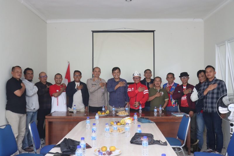 Kapolres Garut AKBP Yugi Bayu Hendarto, S.I.K., M.A.P melakukan silaturahmi dengan jajaran Komite Olahraga Nasional Indonesia (KONI) Kabupaten Garut pada Rabu (20/8/2025) bertempat di Kantor KONI, Jalan Cimanuk, Kecamatan Tarogong Kidul, Kabupaten Garut.
