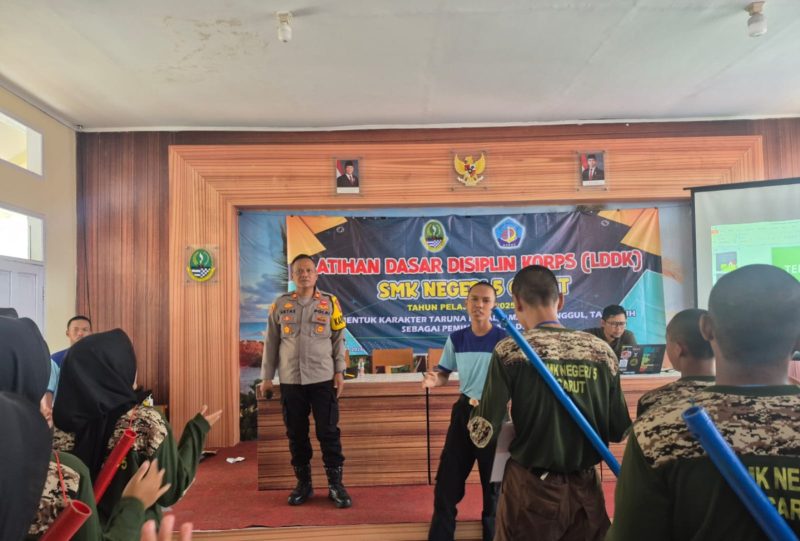 Polsek Cikelet Polres Garut terus aktif memberikan edukasi kepada generasi muda. Pada Rabu (20/8/2025), Kapolsek Cikelet Iptu Aktas Komalsyah Siregar, S.H. bersama Kanit Reskrim hadir sebagai narasumber dalam kegiatan Latihan Dasar Disiplin Korp (LDDK) di Aula SMKN 5 Garut.