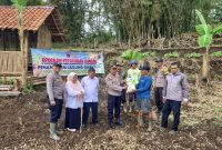 Polres Garut bersama Polsek jajaran melaksanakan monitoring dan peninjauan langsung ke lahan pertanian jagung milik masyarakat di wilayah Kabupaten Garut. Kegiatan ini merupakan bentuk dukungan Polri terhadap program Ketahanan Pangan Nasional yang dicanangkan pemerintah. Kamis (21/8/2025).