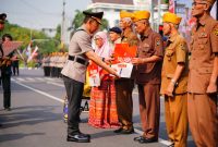Kapolri Jenderal Listyo Sigit Prabowo hari ini menjadi inspektur upacara Hari Juang Polri di Surabaya, Jawa Timur. Jenderal Sigit mengatakan, Hari Juang Polri bukan hanya sebagai peringatan sejarah, tetapi juga sebagai simbol dedikasi dan komitmen Polri untuk terus mengabdi dan memberikan pengabdian terbaik bagi bangsa.