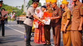 Kapolri Jenderal Listyo Sigit Prabowo hari ini menjadi inspektur upacara Hari Juang Polri di Surabaya, Jawa Timur. Jenderal Sigit mengatakan, Hari Juang Polri bukan hanya sebagai peringatan sejarah, tetapi juga sebagai simbol dedikasi dan komitmen Polri untuk terus mengabdi dan memberikan pengabdian terbaik bagi bangsa.