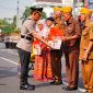 Kapolri Jenderal Listyo Sigit Prabowo hari ini menjadi inspektur upacara Hari Juang Polri di Surabaya, Jawa Timur. Jenderal Sigit mengatakan, Hari Juang Polri bukan hanya sebagai peringatan sejarah, tetapi juga sebagai simbol dedikasi dan komitmen Polri untuk terus mengabdi dan memberikan pengabdian terbaik bagi bangsa.