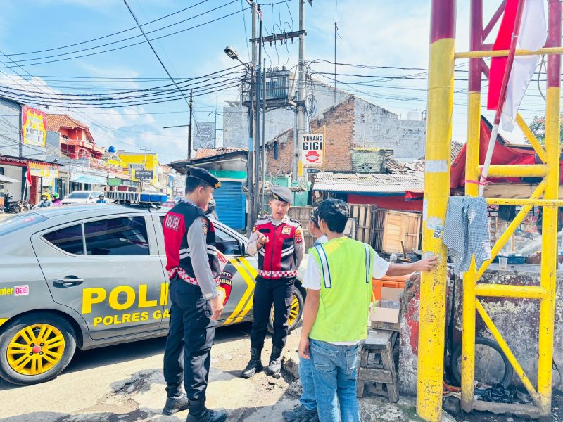 Dalam rangka menjaga keamanan dan ketertiban masyarakat, Satuan Samapta (Sat Samapta) Polres Garut menggelar patroli dialogis di sejumlah tempat keramaian, Sabtu (23/8/2025). 
