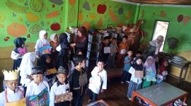 Sejumlah lembaga pendidikan di Kabupaten Garut belum tersentuh bantuan dari Dinas Pendidikan Kabupaten Garut. Salah satu contohnya adalah TK Nurul Jami yang terletak di KP Pasir Gelang, Desa Mekarjaya, Kecamatan Sukaresmi, Kabupaten Garut Jawa Barat. Kamis (28/8/2025).