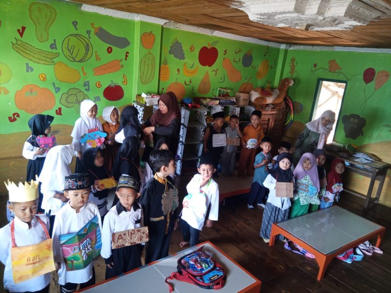 Sejumlah lembaga pendidikan di Kabupaten Garut belum tersentuh bantuan dari Dinas Pendidikan Kabupaten Garut. Salah satu contohnya adalah TK Nurul Jami yang terletak di KP Pasir Gelang, Desa Mekarjaya, Kecamatan Sukaresmi, Kabupaten Garut Jawa Barat. Kamis (28/8/2025).