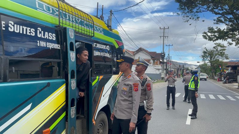 Polres Garut bersama Polsek jajaran melaksanakan kegiatan penyekatan arus lalu lintas sebagai langkah antisipasi adanya mobilisasi pelajar yang berangkat menuju Jakarta untuk mengikuti aksi unjuk rasa, Kamis (28/8/2025).