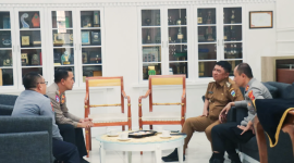 Polres Garut bersama Pemerintah Kabupaten Garut dan Polda Jawa Barat mengambil langkah strategis guna menekan angka pelanggaran dan kecelakaan lalu lintas. Dalam rapat koordinasi yang berlangsung di Ruang Pamengkang, Kecamatan Kota Garut, Bupati Abdusy Syakur Amin dan AKBP Endang Tri Purwanto (Wadir Lantas Polda) dan Kapolres Garut AKBP Yugi Bayu Hendarto menyepakati pemasangan satu unit kamera ETLE pertama di wilayah Kabupaten Garut, Selasa (5/8/2025).
