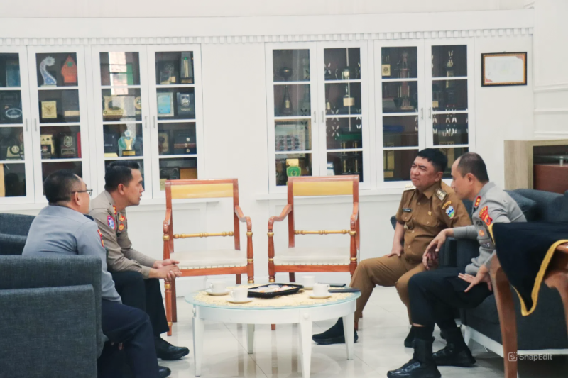 Polres Garut bersama Pemerintah Kabupaten Garut dan Polda Jawa Barat mengambil langkah strategis guna menekan angka pelanggaran dan kecelakaan lalu lintas. Dalam rapat koordinasi yang berlangsung di Ruang Pamengkang, Kecamatan Kota Garut, Bupati Abdusy Syakur Amin dan AKBP Endang Tri Purwanto (Wadir Lantas Polda) dan Kapolres Garut AKBP Yugi Bayu Hendarto menyepakati pemasangan satu unit kamera ETLE pertama di wilayah Kabupaten Garut, Selasa (5/8/2025).