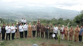 Dalam rangka mendukung program Asta Cita Presiden RI dan 13 program akselerasi Menteri Imigrasi dan Pemasyarakatan, khususnya terkait ketahanan pangan, sebanyak 2.500 bibit pohon kelapa ditanam di Bumi Perkemahan TWA Gunung Guntur, Kabupaten Garut, pada Selasa (9/9/2025).