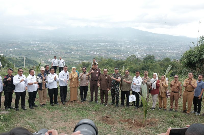 Dalam rangka mendukung program Asta Cita Presiden RI dan 13 program akselerasi Menteri Imigrasi dan Pemasyarakatan, khususnya terkait ketahanan pangan, sebanyak 2.500 bibit pohon kelapa ditanam di Bumi Perkemahan TWA Gunung Guntur, Kabupaten Garut, pada Selasa (9/9/2025).
