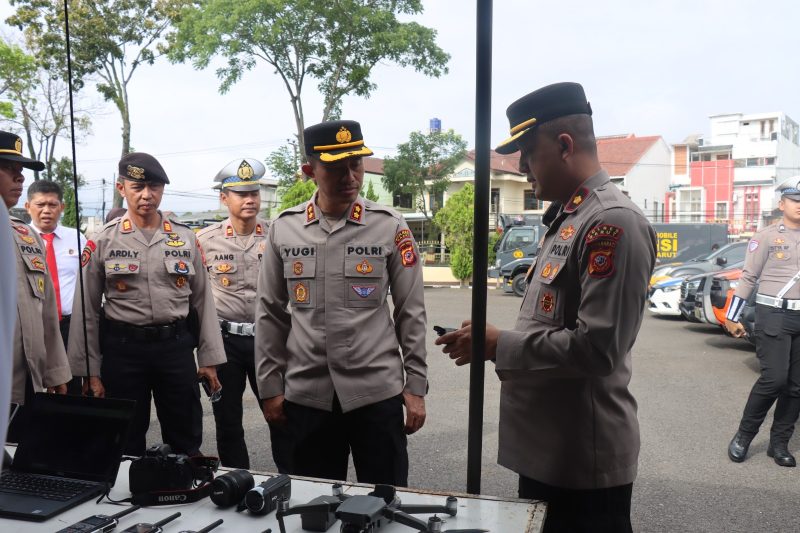 Polres Garut menggelar Alat Utama (Alut), Alat Khusus (Alsus), dan Alat Material Khusus (Almatsus) bertempat di Lapangan Apel Mapolres Garut, Senin (08/09/2025).