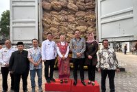 Menteri Koperasi dan UMKM Republik Indonesia, Maman Abdurrahman, memberikan apresiasi khusus kepada Kepala Lapas Kelas IIA Garut, Rusdedy, atas keberhasilannya membangun ekosistem UMKM dari balik tembok pemasyarakatan. Apresiasi itu disampaikan dalam acara pelepasan ekspor produk Coir Shade karya Warga Binaan ke Spanyol, Kamis (25/9).
